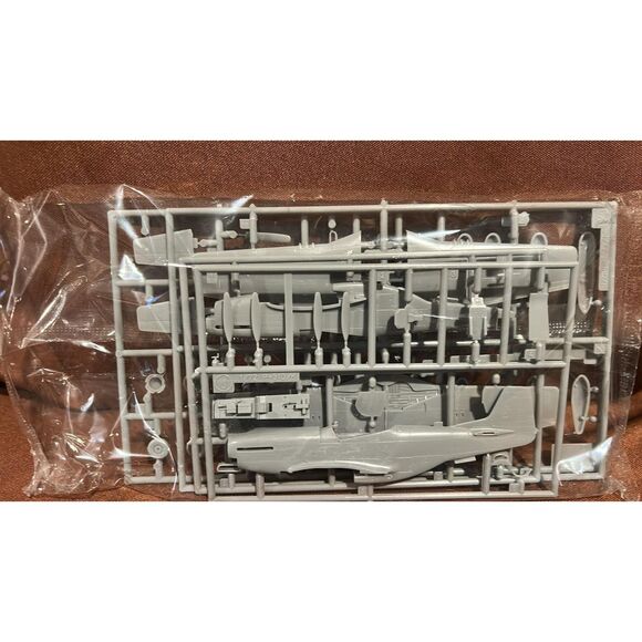 Hasegawa 1/48 P-51D Mustang ' Big Beautiful Doll Open Model Kit - Picture 4 of 6